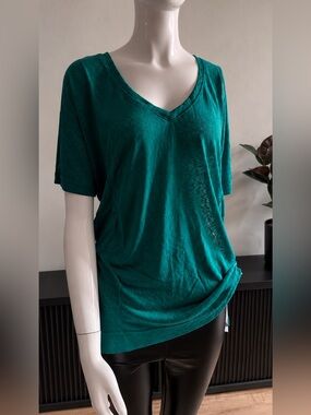 Mono B Short Sleeve V‑Neck Top in Teal Green